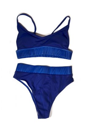 Costume blu due pezzi