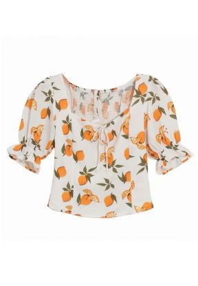 Top bianco scollato con limoni