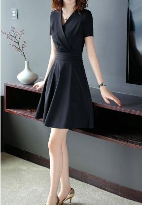 Vestito nero a maniche corte con scollo a V