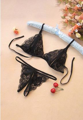 Completo intimo nero reggiseno e perizoma in pizzo